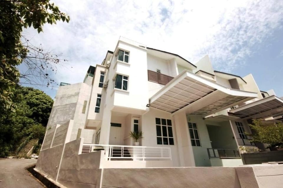 Shamrock Breeze Villa: Coastal Haven for 29 Guests Villa in Tanjung Bungah