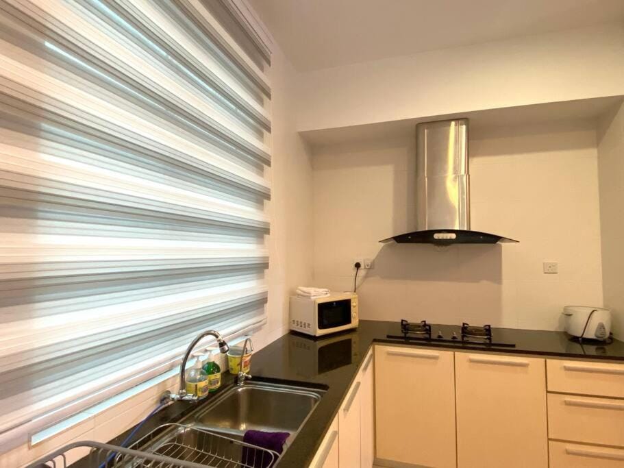 Shamrock Breeze Villa: Coastal Haven for 29 Guests Villa in Tanjung Bungah