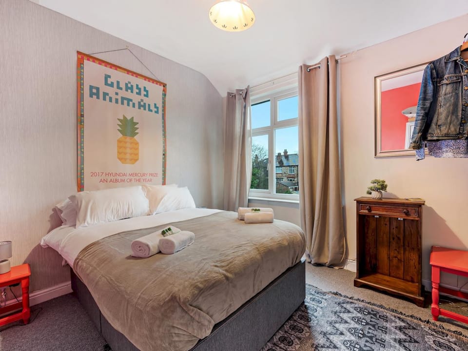 Bed, Other, Photo of the whole room, Bedroom, towels