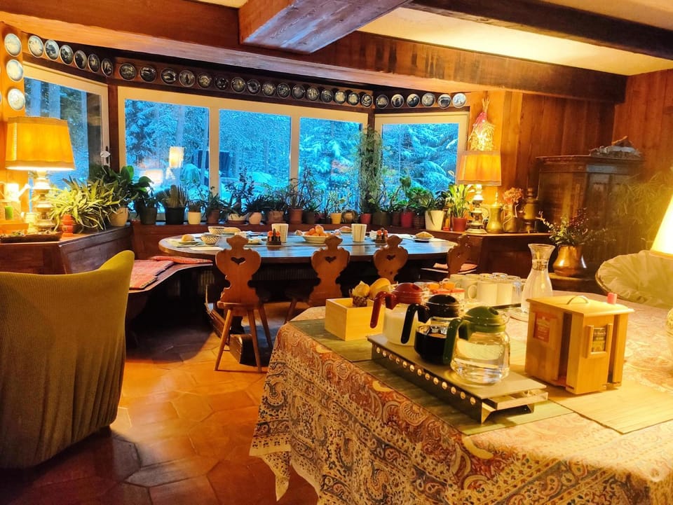 Communal lounge/ TV room, Living room, Food and drinks, Food, Breakfast, Drinks