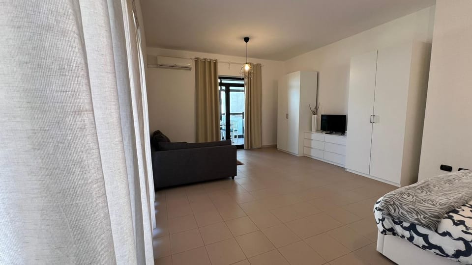 TV and multimedia, Living room, Photo of the whole room, Seating area, Evening entertainment, wardrobe