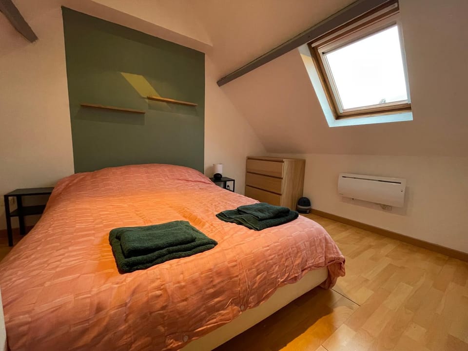 Bed, Photo of the whole room, Bedroom, towels