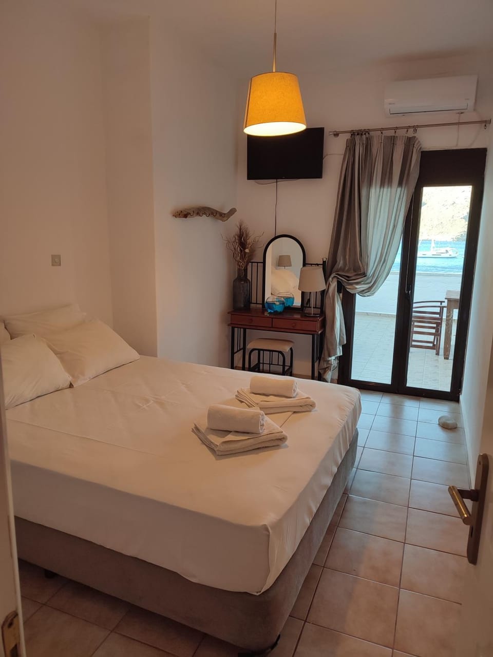 Bed, Bedroom, towels