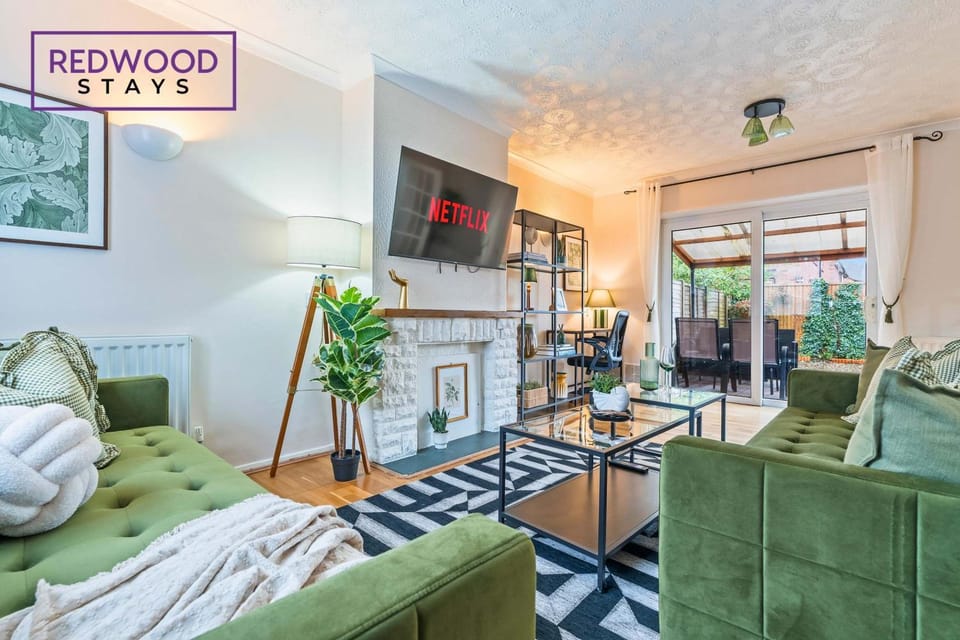Cosy 3-Bedroom Serviced House with Free Fast WiFi and Parking for 2 Cars By Redwood Stays House in Camberley