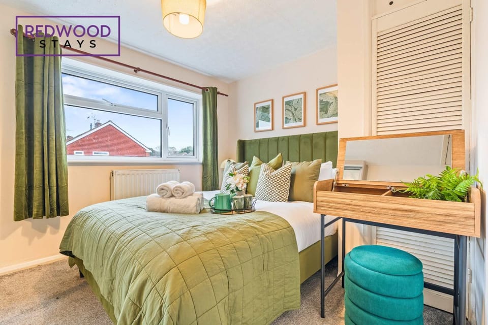 Cosy 3-Bedroom Serviced House with Free Fast WiFi and Parking for 2 Cars By Redwood Stays House in Camberley