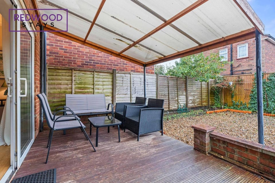 Cosy 3-Bedroom Serviced House with Free Fast WiFi and Parking for 2 Cars By Redwood Stays House in Camberley