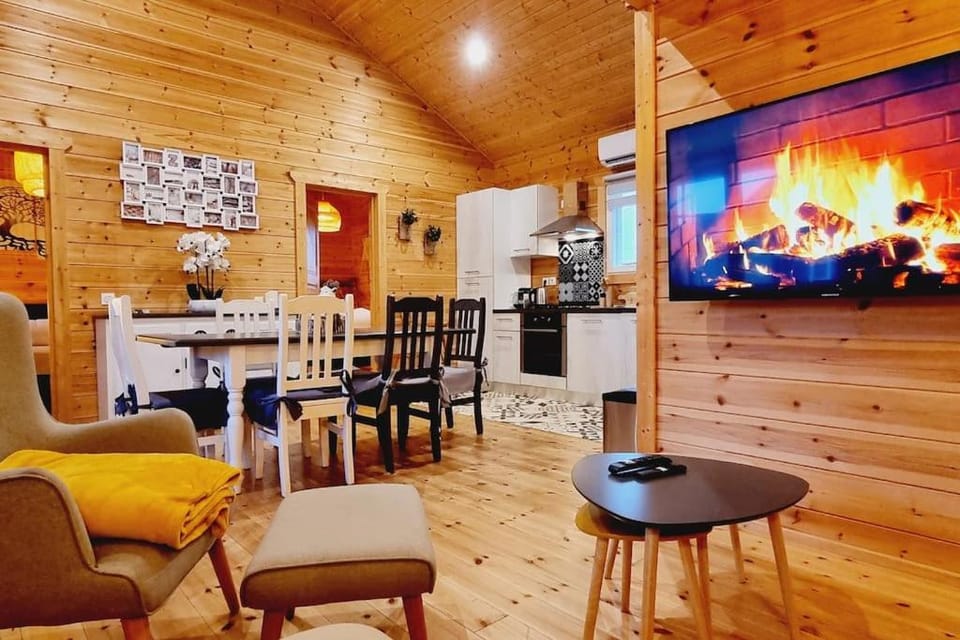 Communal lounge/ TV room, TV and multimedia, Living room, Seating area, Dining area, pet friendly