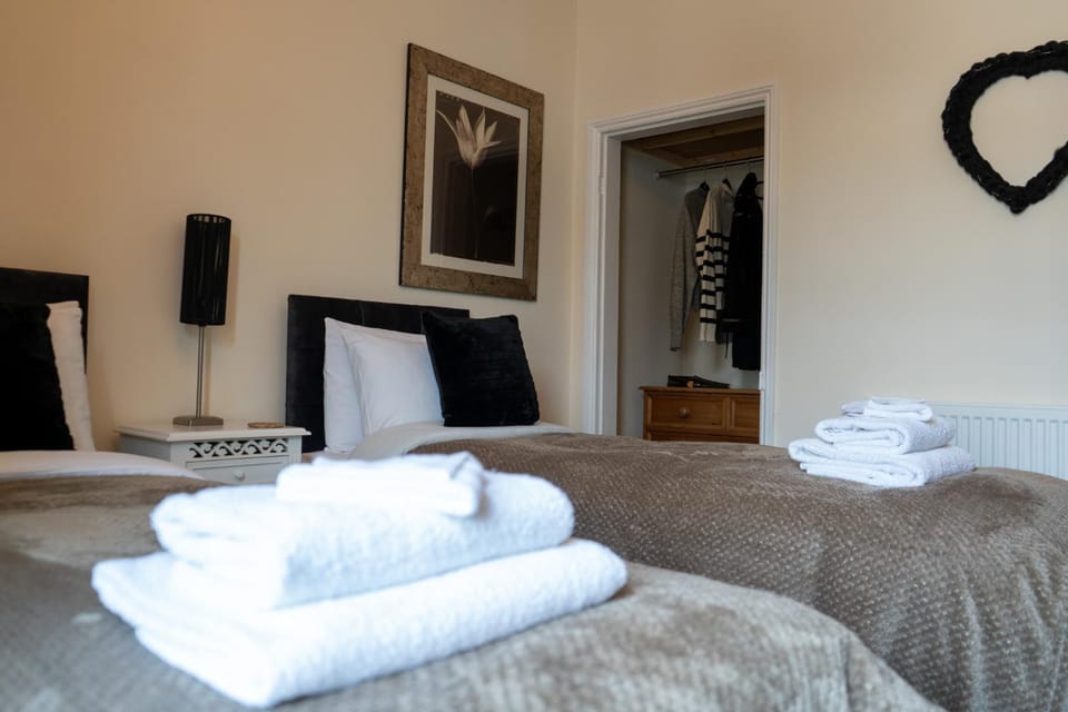 Bed, Bedroom, towels