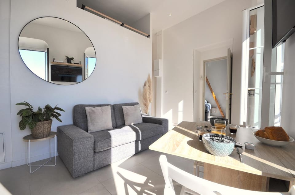 MENTON # MONACO - F1 GP - 4 PERSONS - SEA VIEW - NEW - PARKING - CLIM - PREMIUM - BEACH and SUN Apartment in Menton