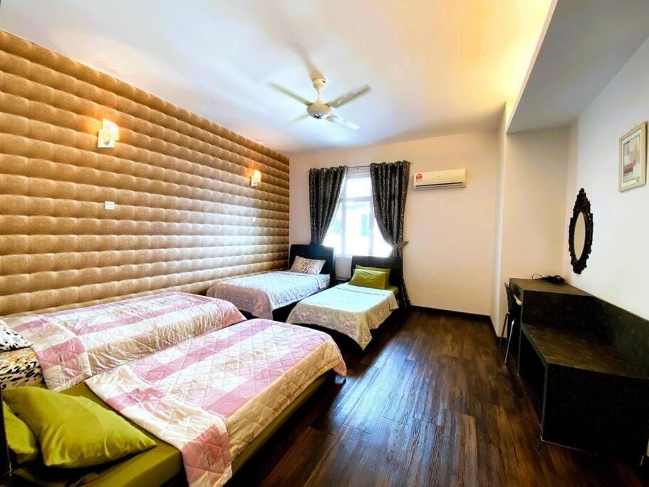 Shamrock Breeze Villa 2: Coastal Haven for 25 Guests Villa in Tanjung Bungah