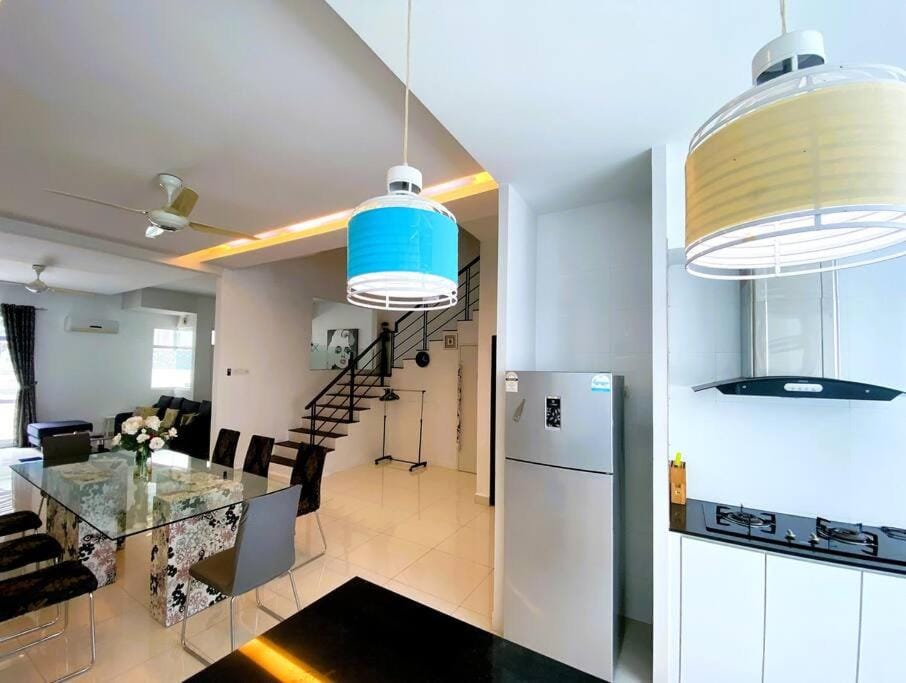 Shamrock Breeze Villa 2: Coastal Haven for 25 Guests Villa in Tanjung Bungah