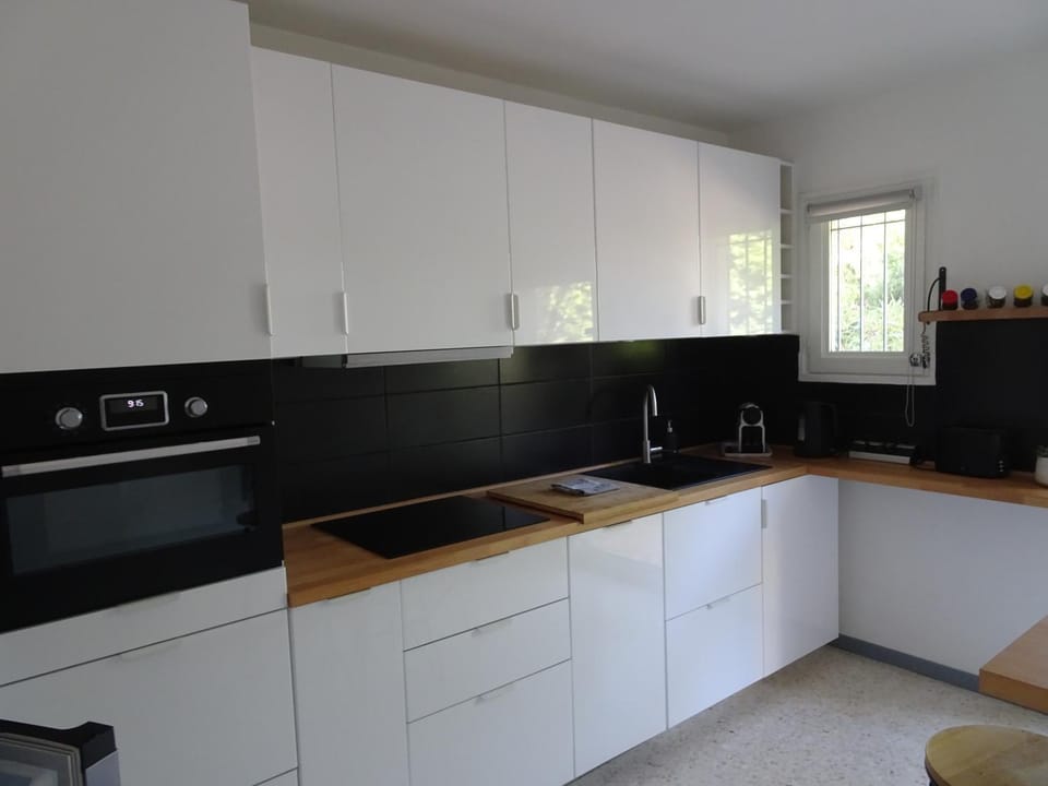 Coffee/tea facilities, Kitchen or kitchenette, dishwasher, oven, stove