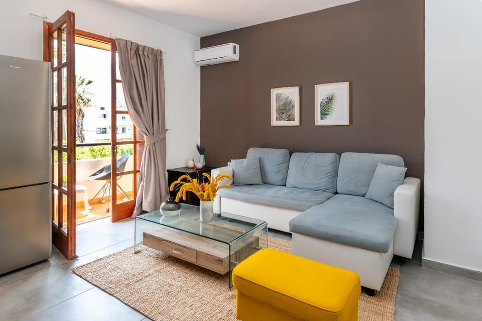 Living room, Seating area, air conditioner