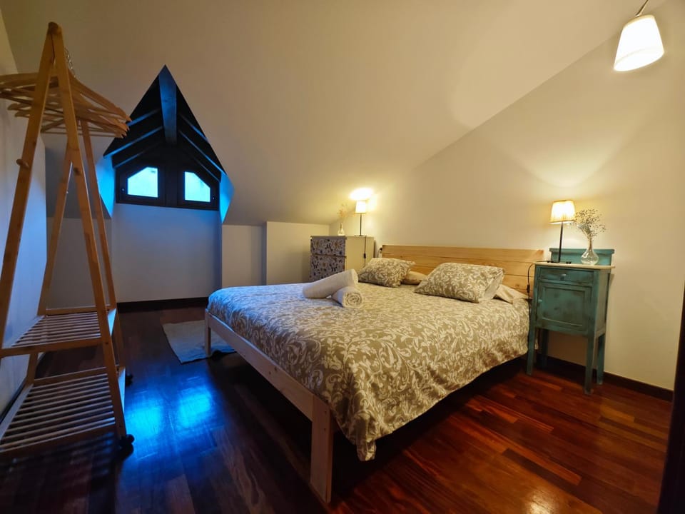 Photo of the whole room, Bedroom