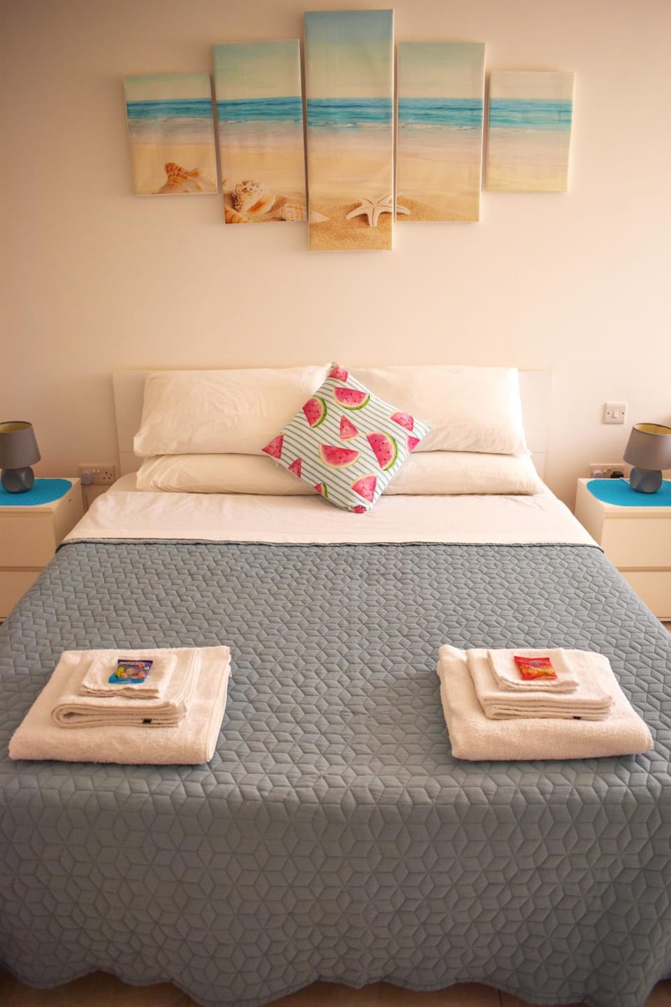 Bed, towels