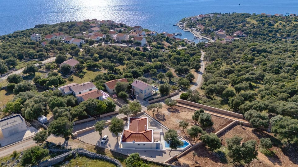 Property building, Natural landscape, Garden, View (from property/room), Sea view, Area and facilities, Swimming pool, Location