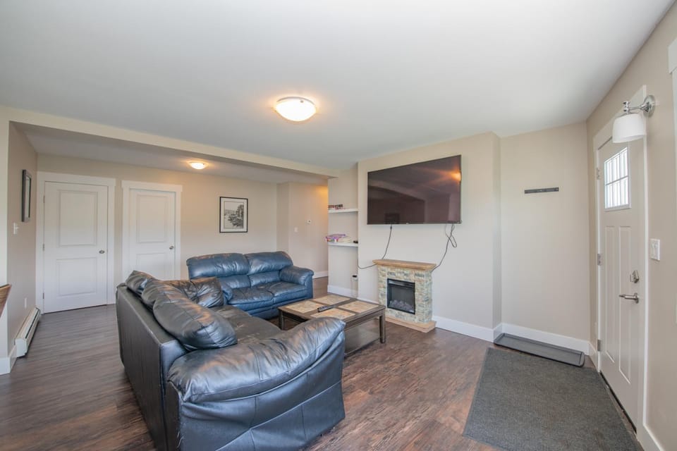 Lakeviews, big yard/deck, minutes to Silver Star/Golf/Wineries. House in British Columbia