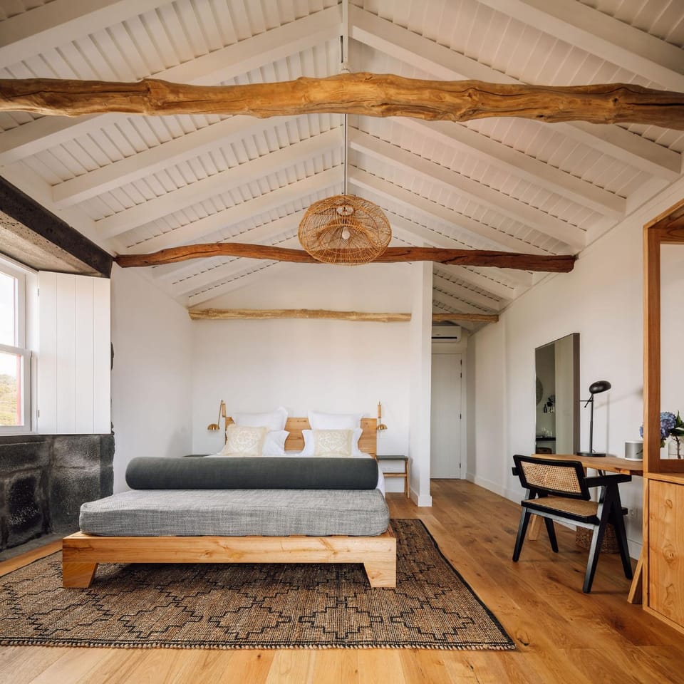 Bed, Seating area, Bedroom