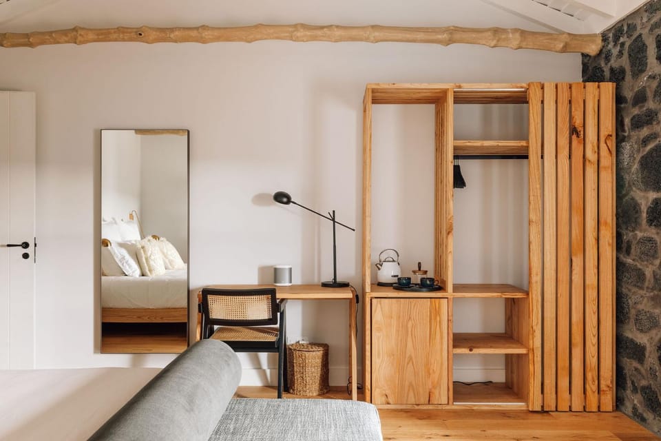 Seating area, Bedroom, wardrobe