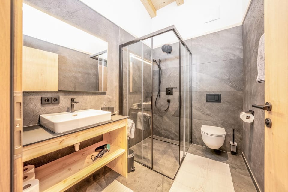 Shower, Toilet, Bathroom, towels