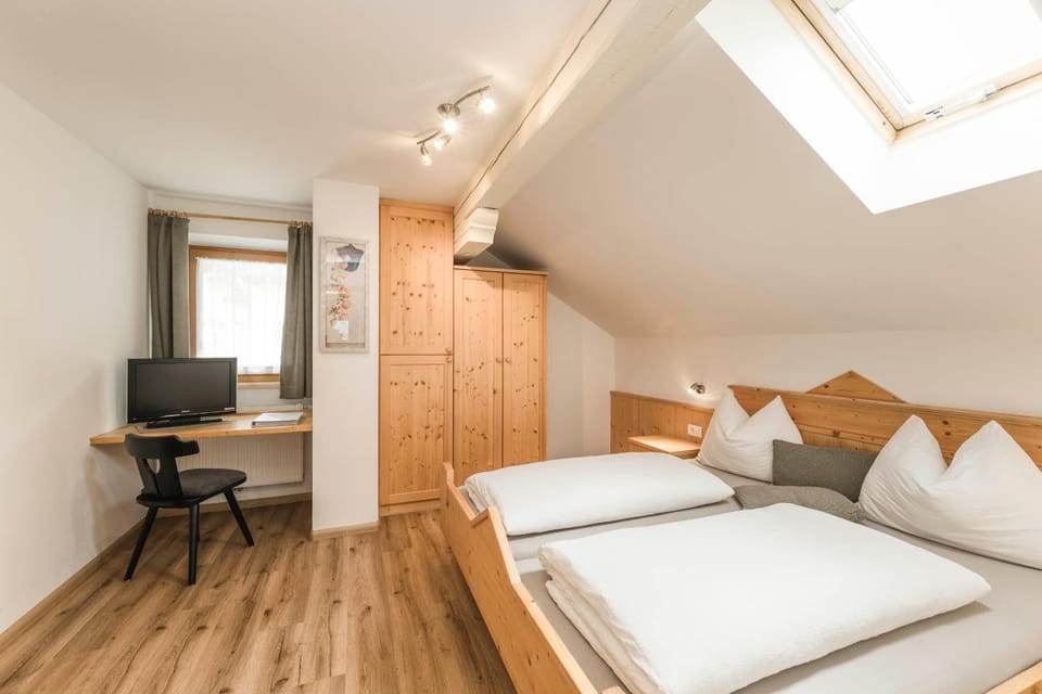 Bed, TV and multimedia, Photo of the whole room, Bedroom, wardrobe