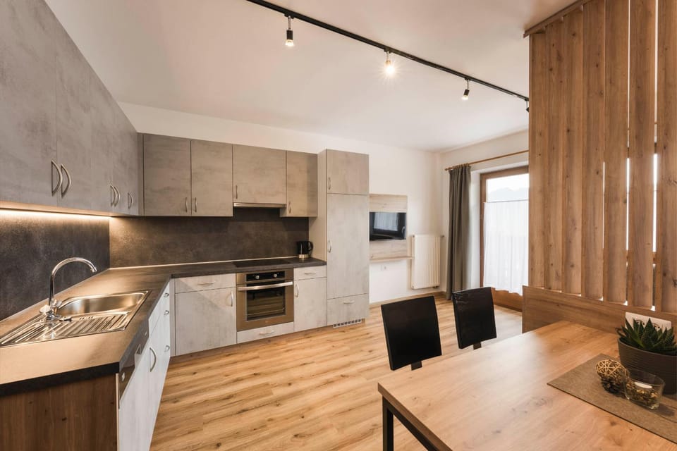 TV and multimedia, Kitchen or kitchenette, Dining area, oven, stove