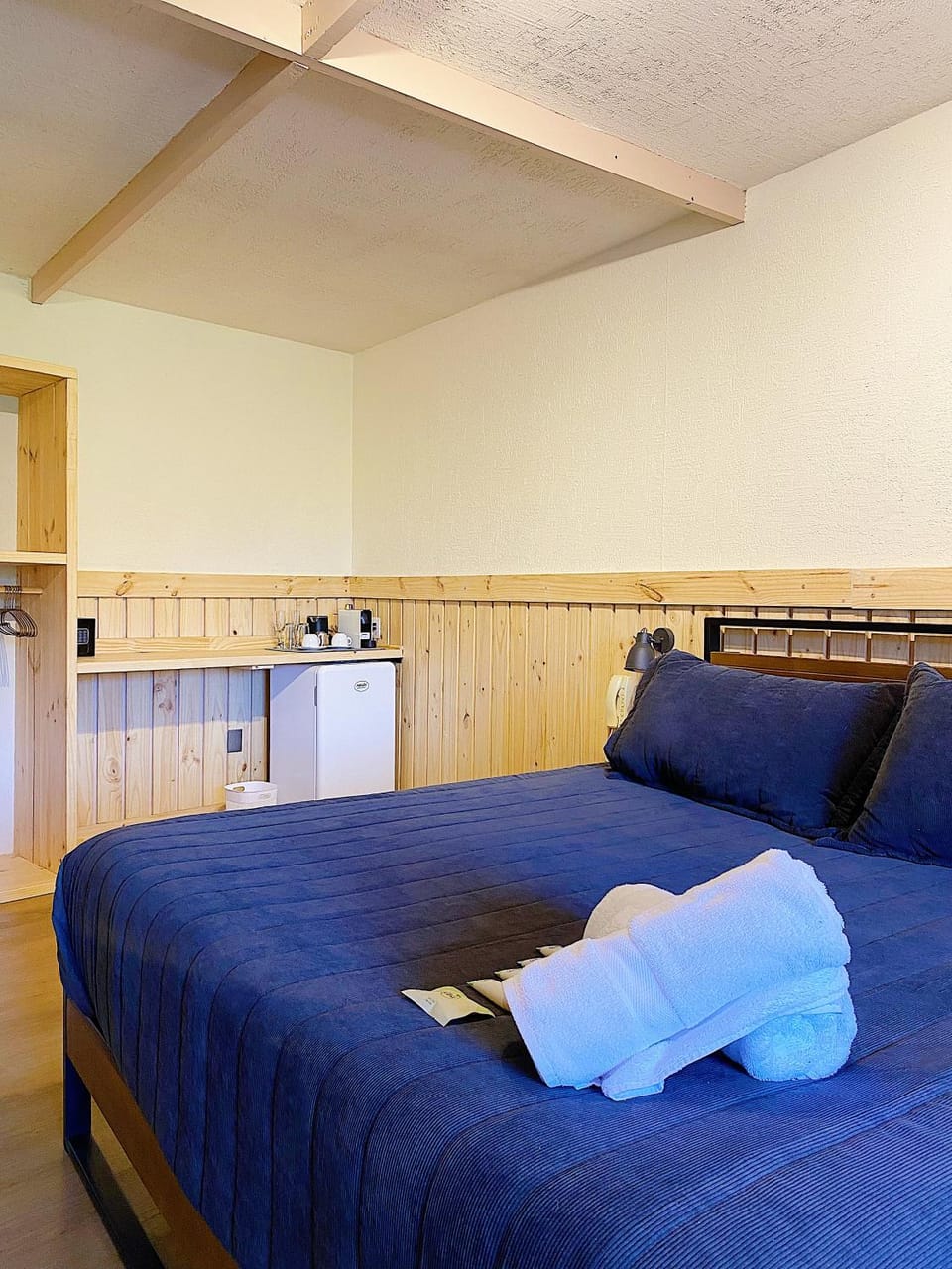 Bed, Photo of the whole room, towels