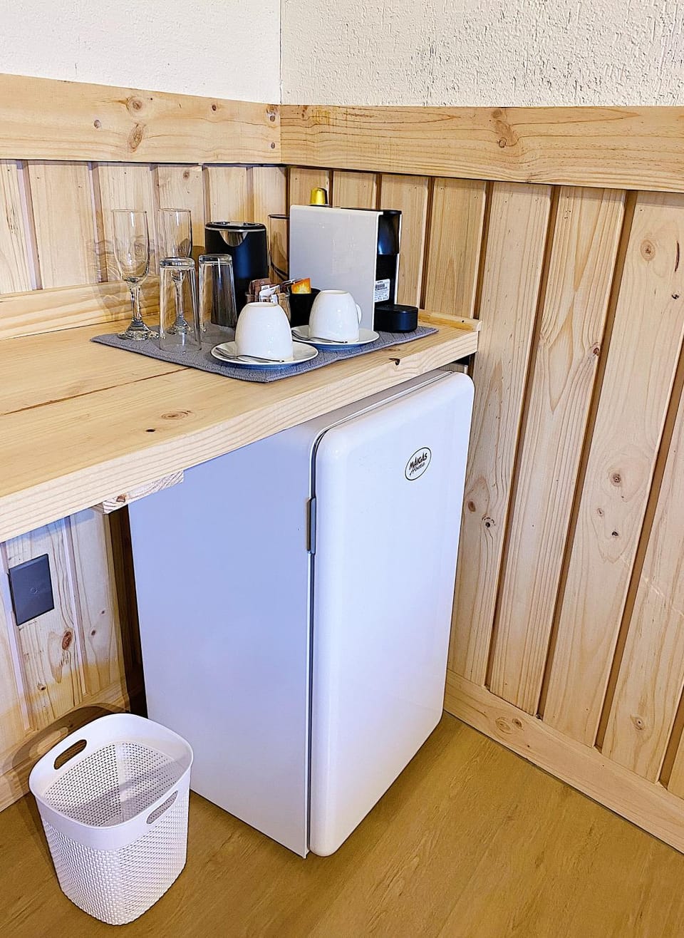Coffee/tea facilities, oven