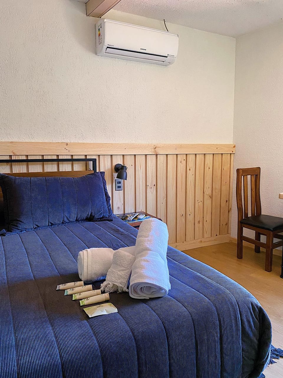 Bed, Photo of the whole room, towels, air conditioner