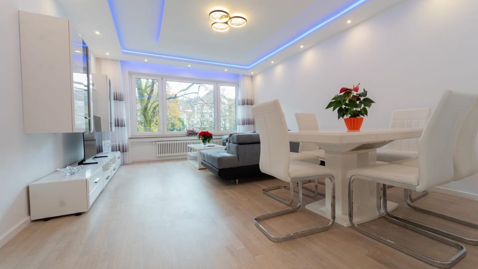 TV and multimedia, Living room, Seating area, Dining area