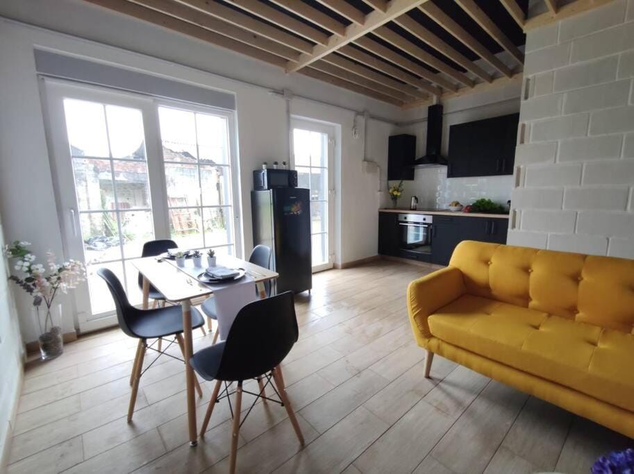 Communal lounge/ TV room, TV and multimedia, Kitchen or kitchenette, Living room, Seating area, Dining area, minibar, pet friendly