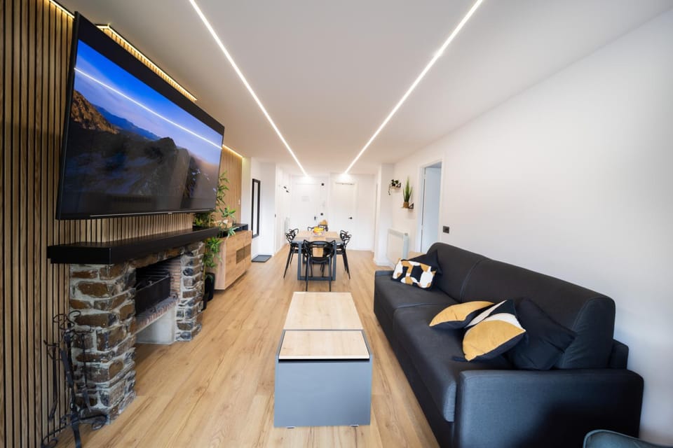 Communal lounge/ TV room, Skiing, TV and multimedia, Living room, Seating area, Food, Mountain view, Breakfast, Family, internet, pet friendly