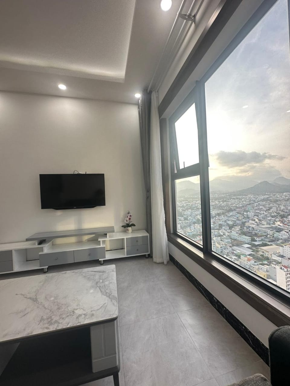Communal lounge/ TV room, Evening entertainment, City view, Mountain view