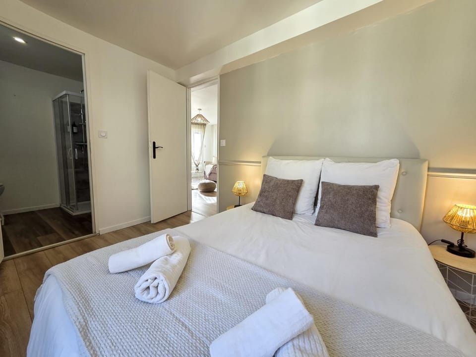Bed, Photo of the whole room, Bedroom, towels, wardrobe