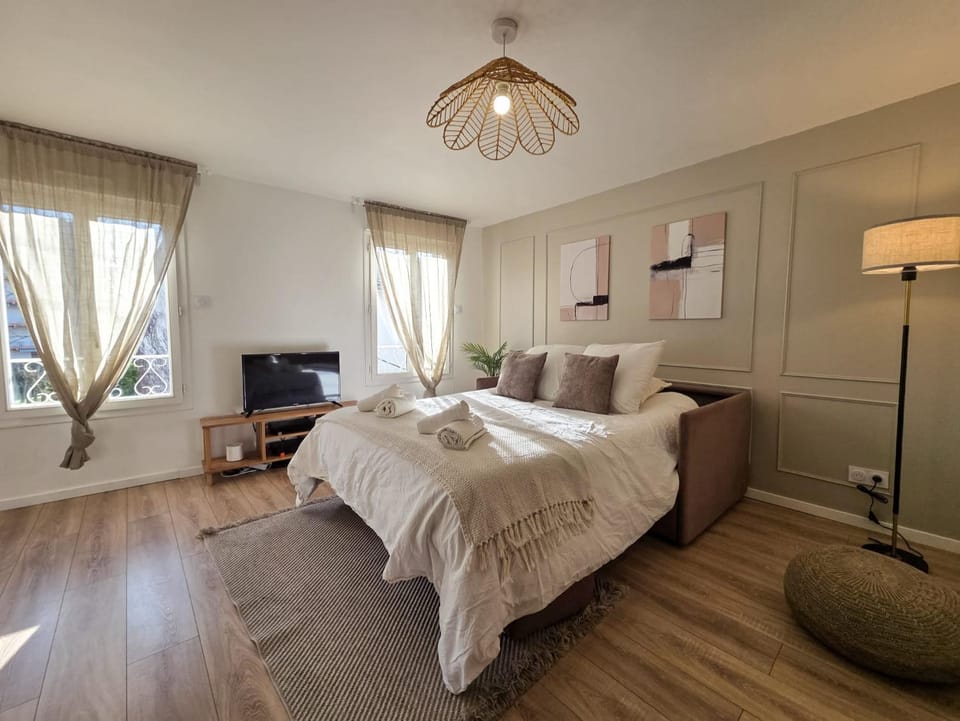 Bed, TV and multimedia, Living room, Photo of the whole room, Seating area