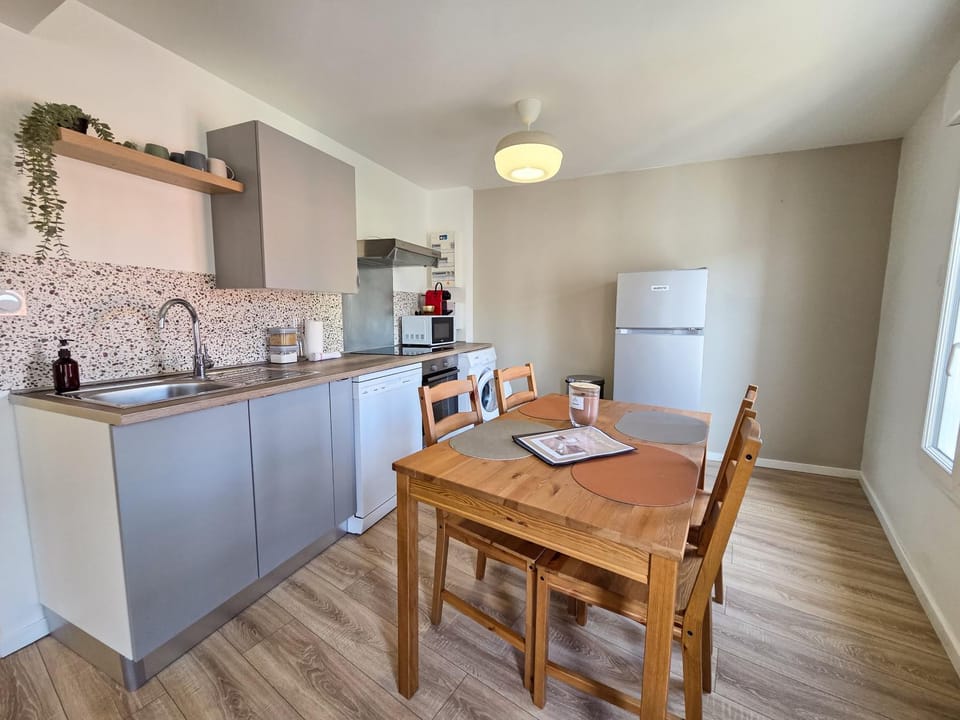 Kitchen or kitchenette, Dining area, dishwasher, oven, stove, washing machine