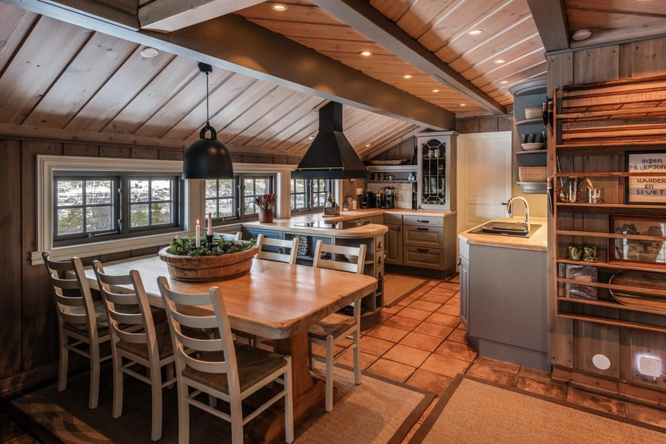 Kitchen or kitchenette, Seating area, Dining area, oven