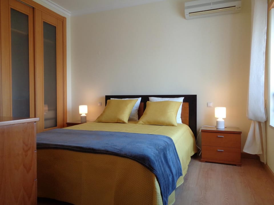 Bed, Bedroom, air conditioner