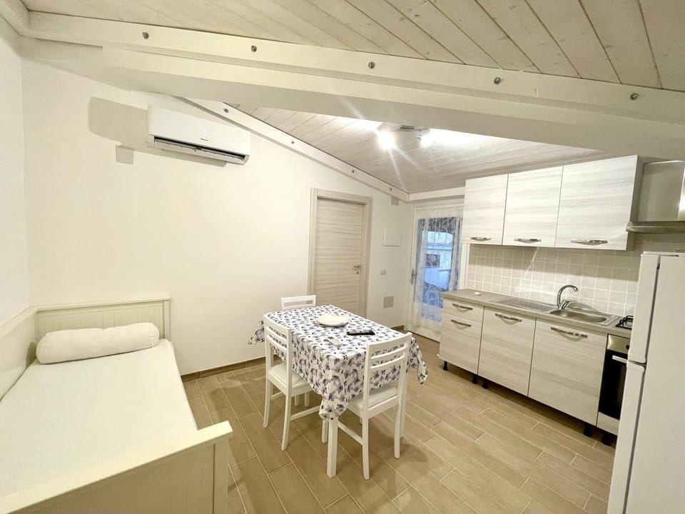 Kitchen or kitchenette, Living room, Seating area, Dining area, minibar, pet friendly, stove, air conditioner