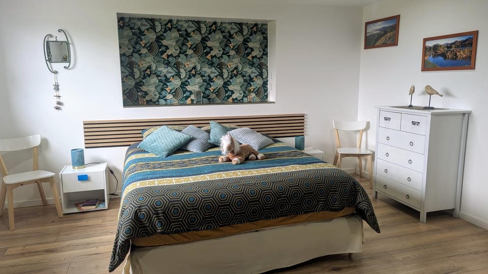 Bed, Photo of the whole room, Bedroom