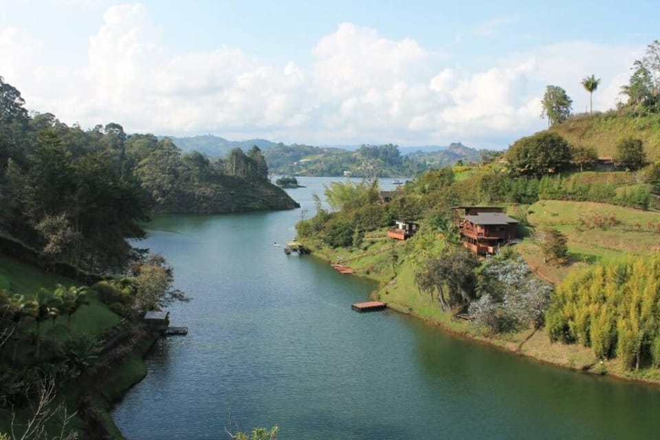 Cabaña con jacuzzi y acceso al embalse - Portum II Chalet in Antioquia