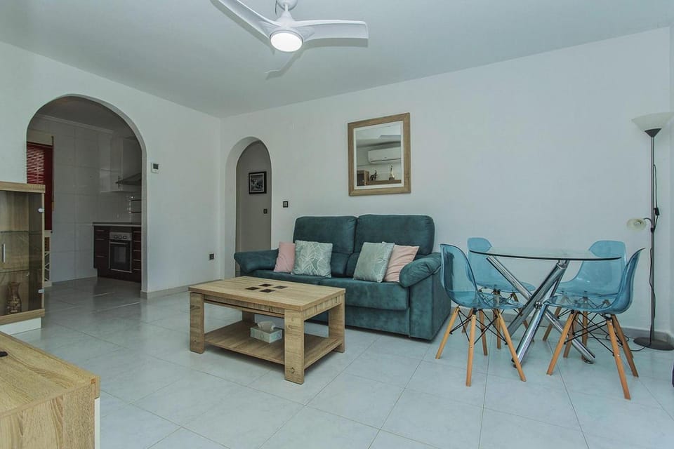 Living room, Seating area, Dining area, fireplace