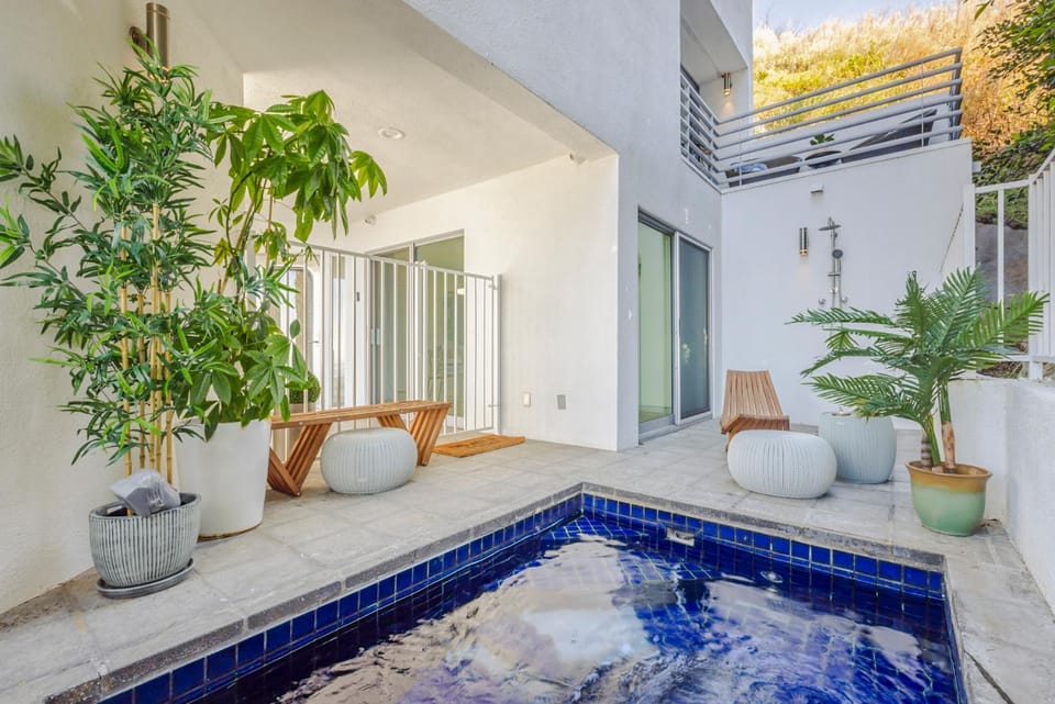 Property building, Hot Tub, Swimming pool
