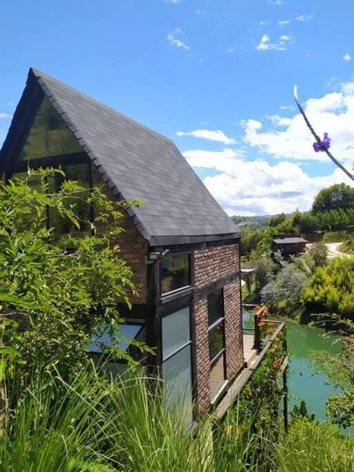 Cabaña con jacuzzi y acceso al embalse - Portum I Chalet in Antioquia