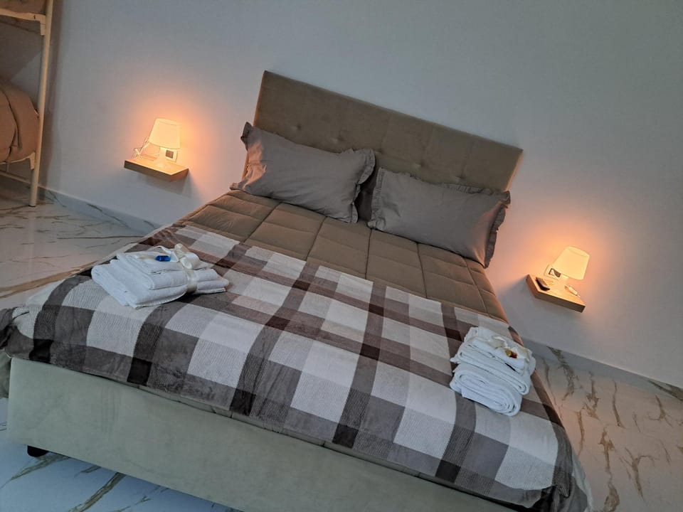 Bed, Bedroom, towels