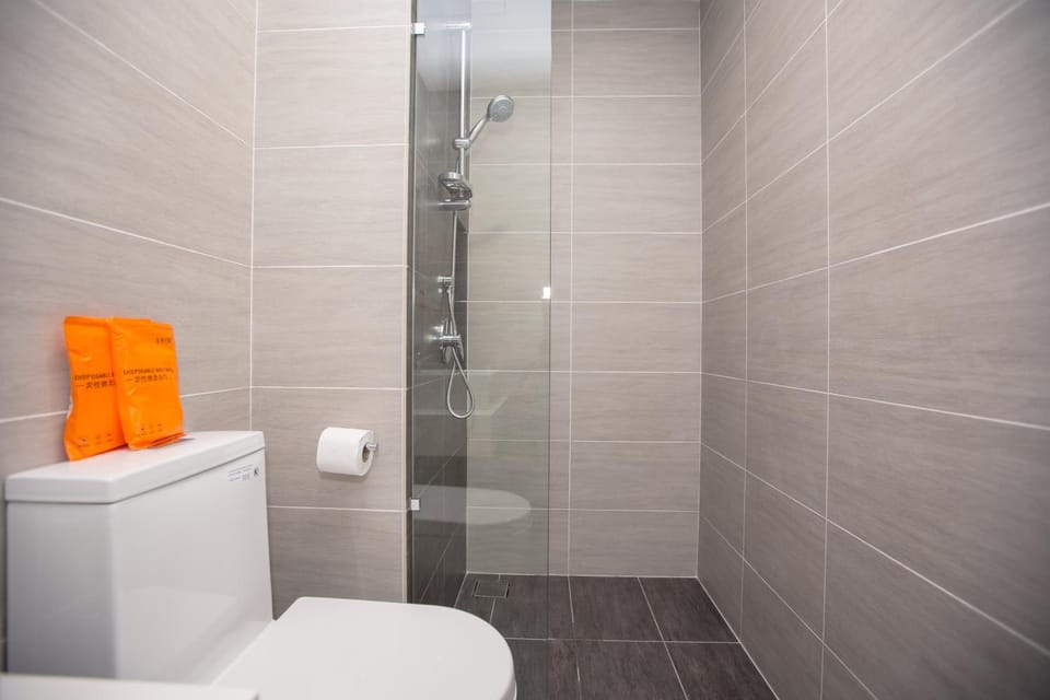Shower, Toilet, towels