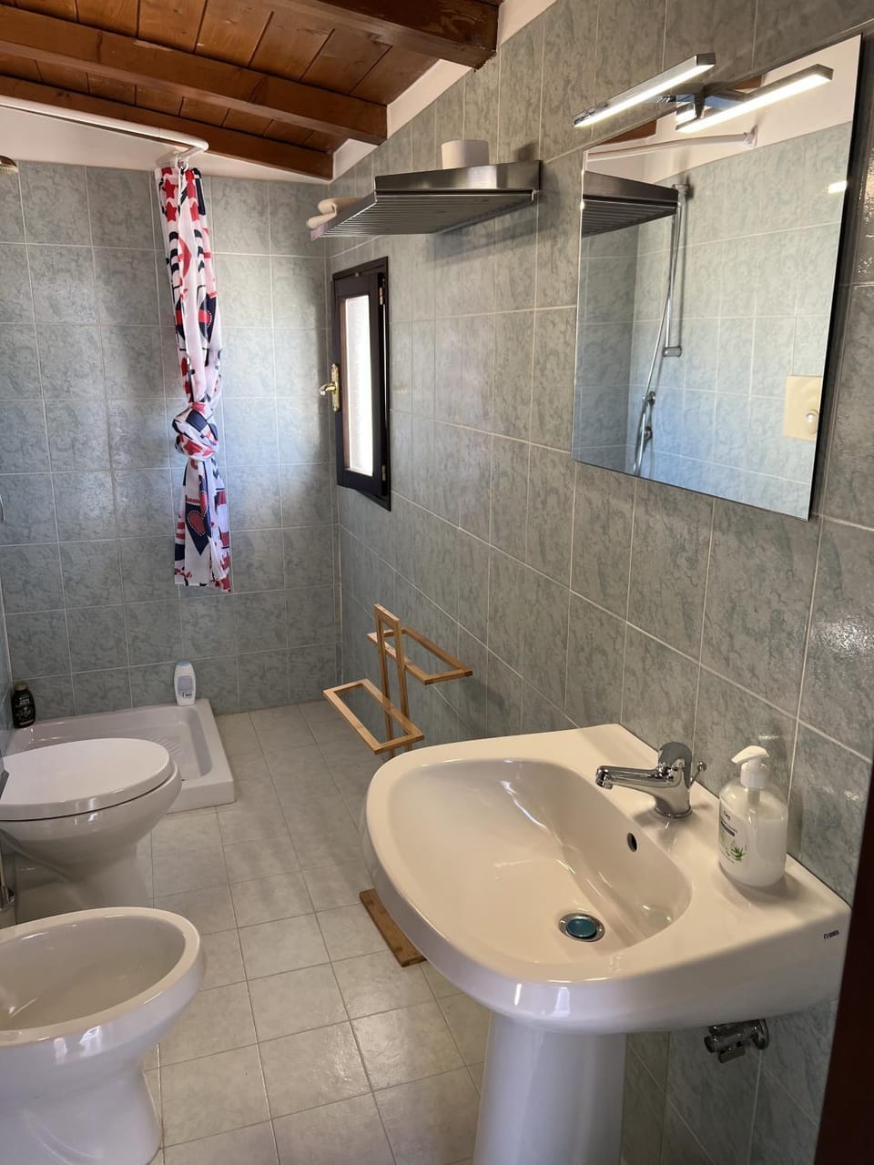 Shower, Toilet, Bathroom, bidet, towels