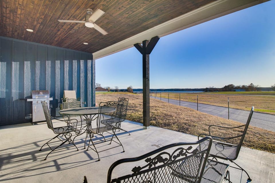 Lake and Sunset Views Spacious Monkey Island Home House in Grove