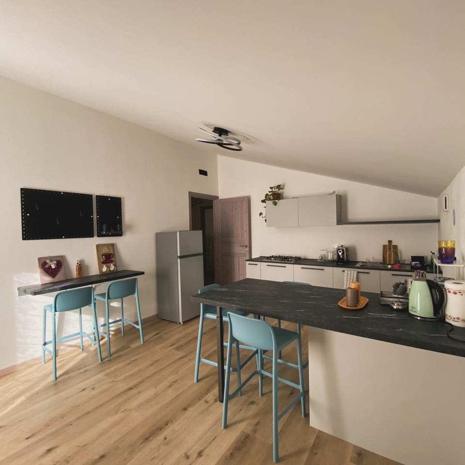 Kitchen or kitchenette, Food and drinks, Dining area, minibar, stove
