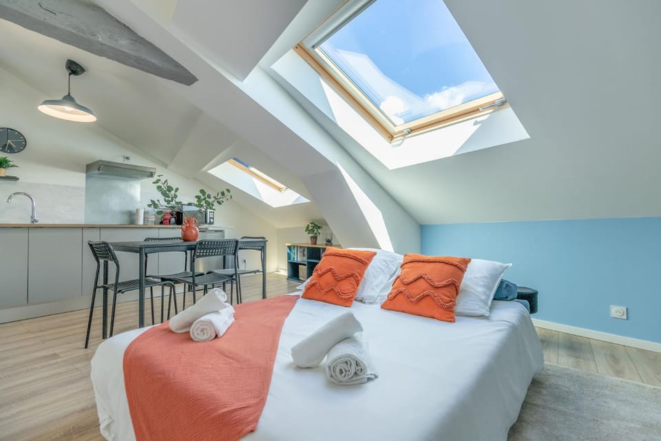 Bed, Kitchen or kitchenette, Living room, Photo of the whole room, Seating area, Dining area, Bedroom, towels